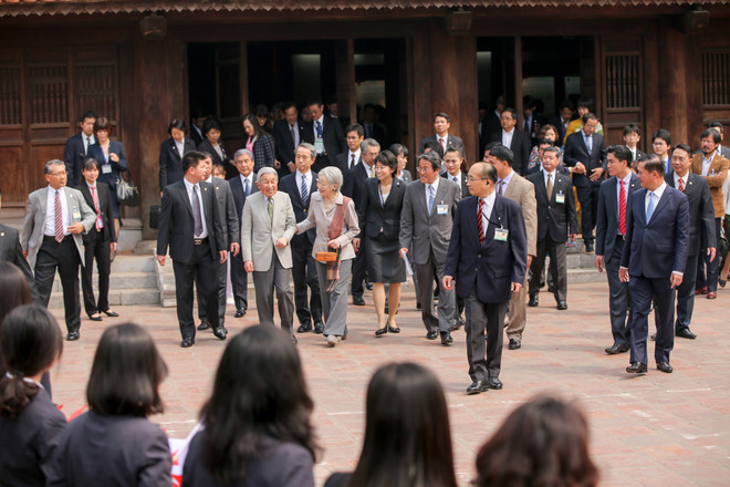 Hàng trăm người dân chào đón Nhật hoàng và Hoàng hậu đến thăm Văn Miếu ảnh 8