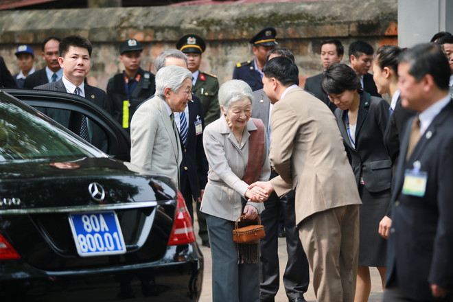 Hàng trăm người dân chào đón Nhật hoàng và Hoàng hậu đến thăm Văn Miếu ảnh 12