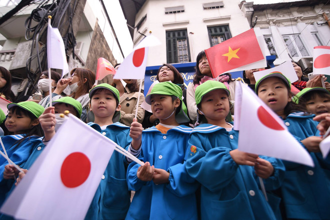 Hàng trăm người dân chào đón Nhật hoàng và Hoàng hậu đến thăm Văn Miếu ảnh 13