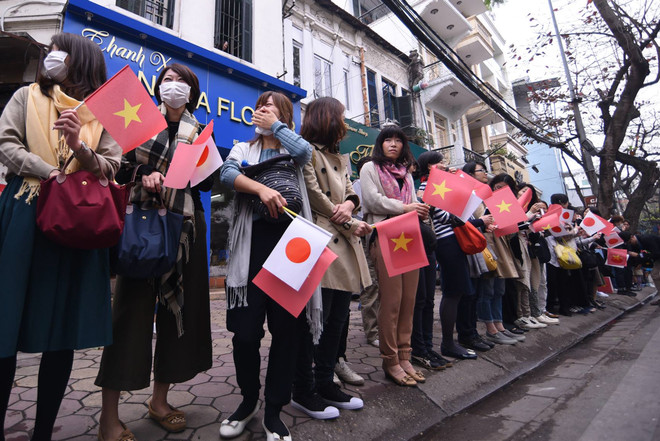 Hàng trăm người dân chào đón Nhật hoàng và Hoàng hậu đến thăm Văn Miếu ảnh 14