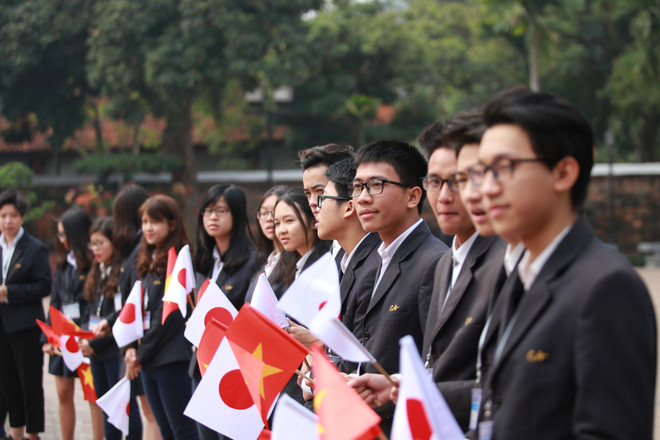 Hàng trăm người dân chào đón Nhật hoàng và Hoàng hậu đến thăm Văn Miếu ảnh 3