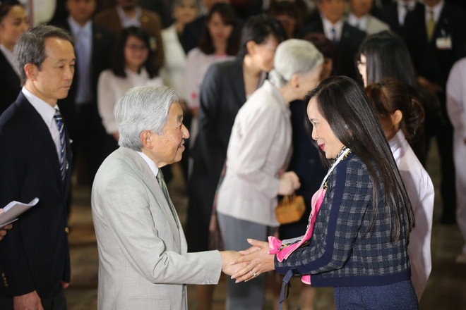 Hàng trăm người dân chào đón Nhật hoàng và Hoàng hậu đến thăm Văn Miếu ảnh 7