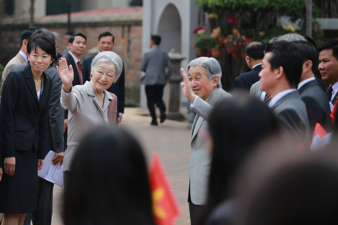 Hàng trăm người dân chào đón Nhật hoàng và Hoàng hậu đến thăm Văn Miếu ảnh 11