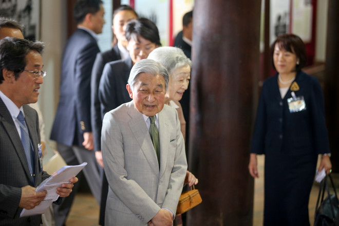 Hàng trăm người dân chào đón Nhật hoàng và Hoàng hậu đến thăm Văn Miếu ảnh 4