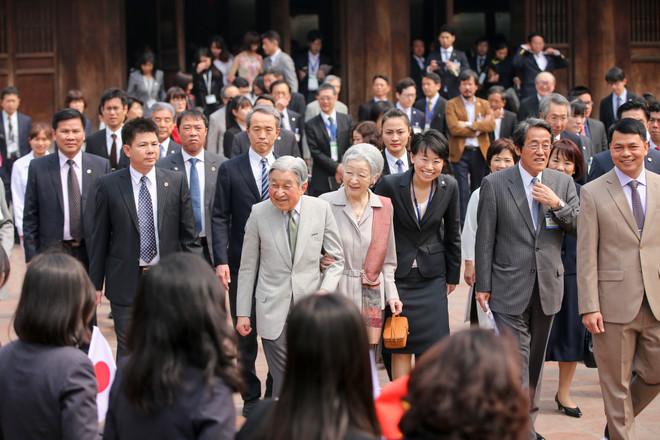 Hàng trăm người dân chào đón Nhật hoàng và Hoàng hậu đến thăm Văn Miếu ảnh 9