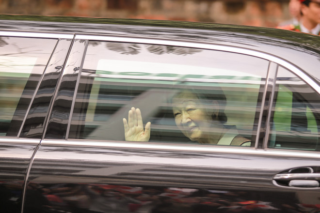 Hàng trăm người dân chào đón Nhật hoàng và Hoàng hậu đến thăm Văn Miếu ảnh 15