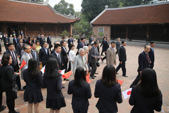 Hàng trăm người dân chào đón Nhật hoàng và Hoàng hậu đến thăm Văn Miếu ảnh 10