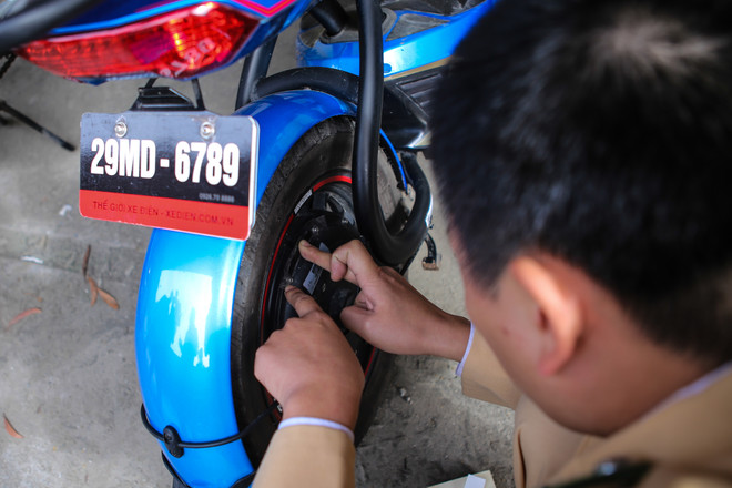 [Photo] Vắng vẻ trong ngày đầu tổ chức đăng ký xe máy điện ảnh 8