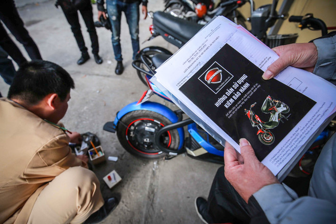 [Photo] Vắng vẻ trong ngày đầu tổ chức đăng ký xe máy điện ảnh 7