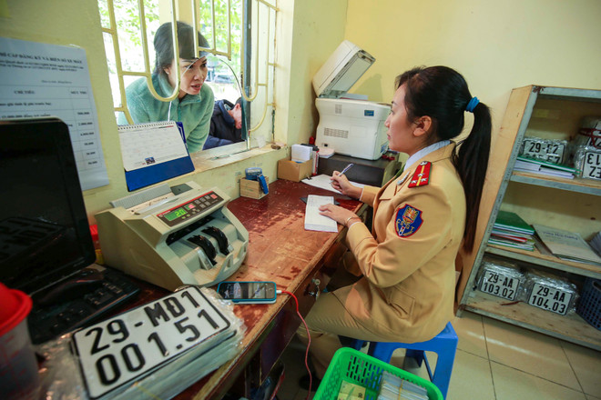 [Photo] Vắng vẻ trong ngày đầu tổ chức đăng ký xe máy điện ảnh 5