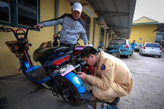 Ngày đầu đăng ký xe máy điện ở Hà Nội: 43 xe được gắn biển ảnh 1