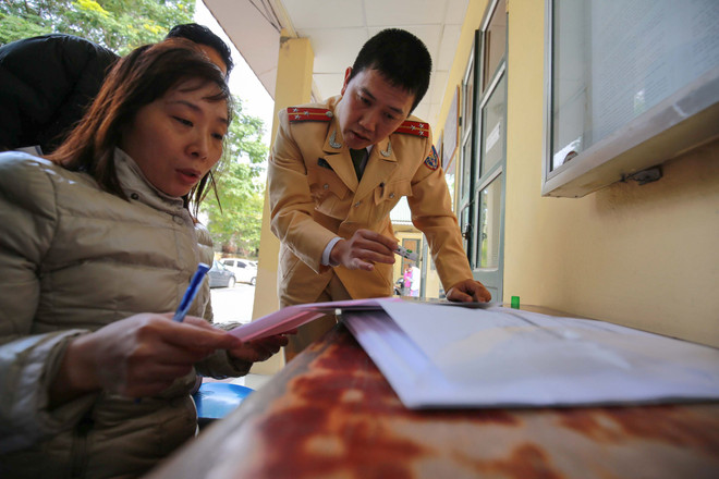 [Photo] Vắng vẻ trong ngày đầu tổ chức đăng ký xe máy điện ảnh 3