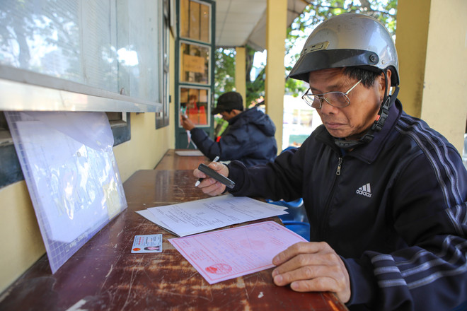 [Photo] Vắng vẻ trong ngày đầu tổ chức đăng ký xe máy điện ảnh 2