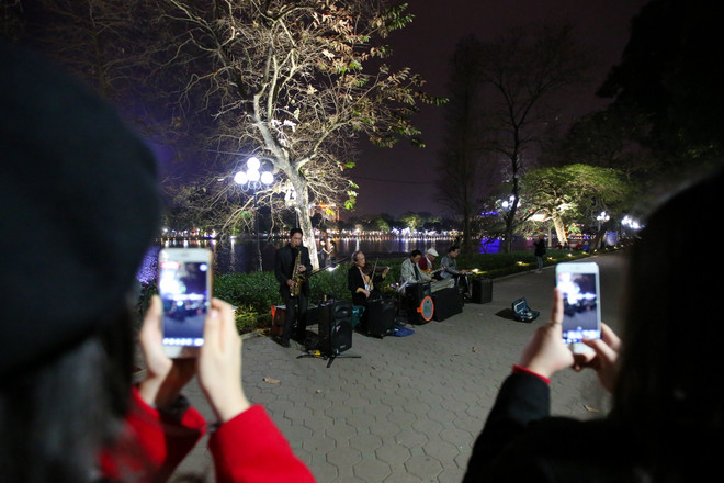 Hồ Gươm bình yên trước thời khắc Giao thừa năm Mậu Tuất ảnh 11