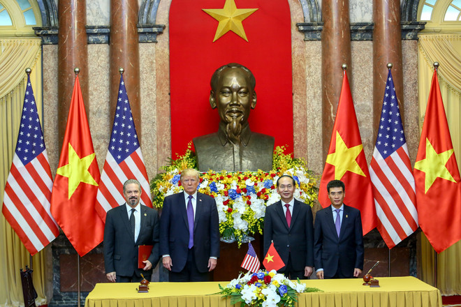 Nhìn lại 2 ngày của Tổng thống Hoa Kỳ Donald Trump tại Hà Nội ảnh 9