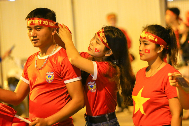 (Ảnh: Minh Sơn/Vietnam+) Hàng vạn người đổ xô về sân Mỹ Đình trước giờ bóng lăn ảnh 12