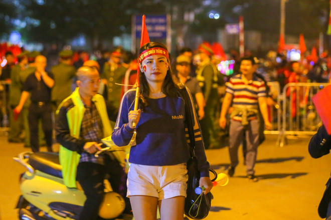 (Ảnh: Minh Sơn/Vietnam+) Hàng vạn người đổ xô về sân Mỹ Đình trước giờ bóng lăn ảnh 11