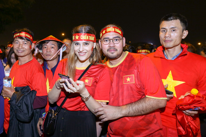 (Ảnh: Minh Sơn/Vietnam+) Hàng vạn người đổ xô về sân Mỹ Đình trước giờ bóng lăn ảnh 7