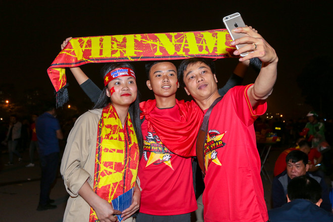 (Ảnh: Minh Sơn/Vietnam+) Hàng vạn người đổ xô về sân Mỹ Đình trước giờ bóng lăn ảnh 10
