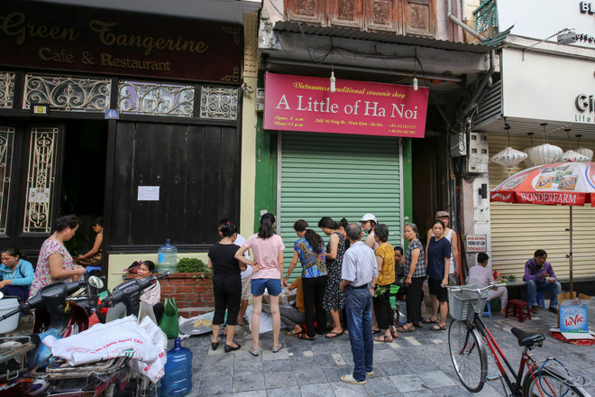 'Giết sâu bọ' từ sáng sớm, người Hà Nội nhộn nhịp sắm Tết Đoan Ngọ ảnh 2