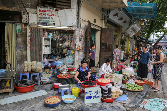 'Giết sâu bọ' từ sáng sớm, người Hà Nội nhộn nhịp sắm Tết Đoan Ngọ ảnh 1