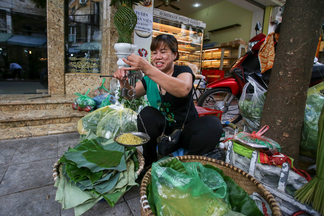 'Giết sâu bọ' từ sáng sớm, người Hà Nội nhộn nhịp sắm Tết Đoan Ngọ ảnh 14
