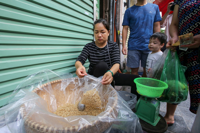 'Giết sâu bọ' từ sáng sớm, người Hà Nội nhộn nhịp sắm Tết Đoan Ngọ ảnh 3