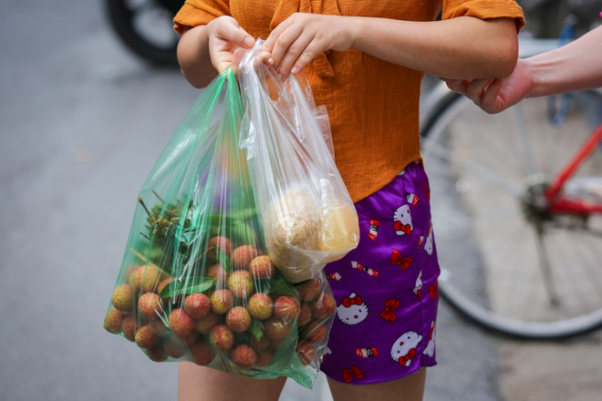 'Giết sâu bọ' từ sáng sớm, người Hà Nội nhộn nhịp sắm Tết Đoan Ngọ ảnh 10