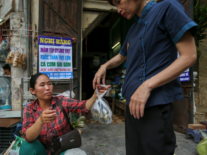 'Giết sâu bọ' từ sáng sớm, người Hà Nội nhộn nhịp sắm Tết Đoan Ngọ ảnh 9