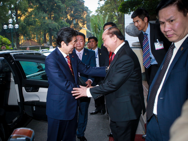 Những hình ảnh ấn tượng về chuyến thăm Việt Nam của Thủ tướng Abe ảnh 6