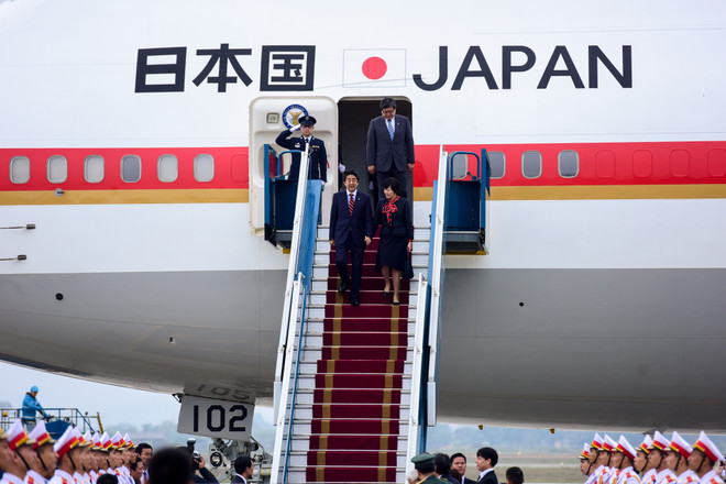 Những hình ảnh ấn tượng về chuyến thăm Việt Nam của Thủ tướng Abe ảnh 1