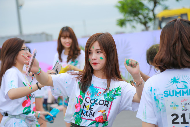 Trai xinh gái đẹp Hà Nội tưng bừng với lễ hội bột màu Color Me Run ảnh 8