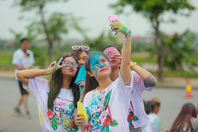 Trai xinh gái đẹp Hà Nội tưng bừng với lễ hội bột màu Color Me Run ảnh 18