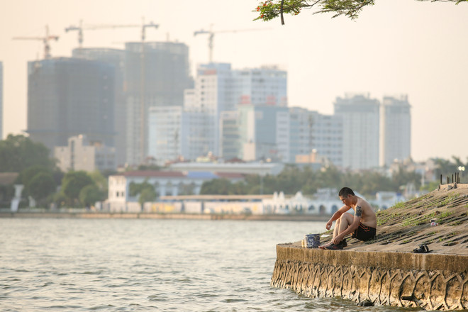 Dân Hà Nội rủ nhau tắm hồ Tây giải nhiệt ngày nắng nóng ảnh 6