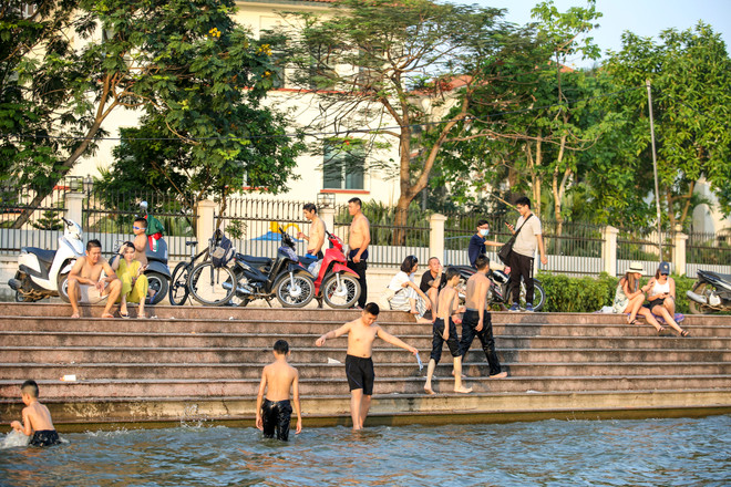Dân Hà Nội rủ nhau tắm hồ Tây giải nhiệt ngày nắng nóng ảnh 4