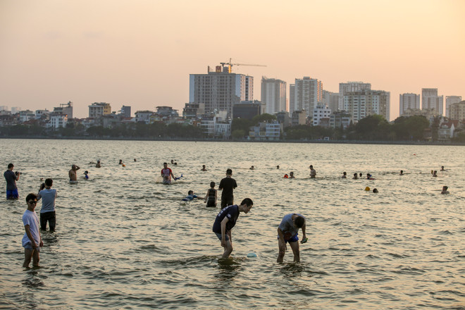 Dân Hà Nội rủ nhau tắm hồ Tây giải nhiệt ngày nắng nóng ảnh 11
