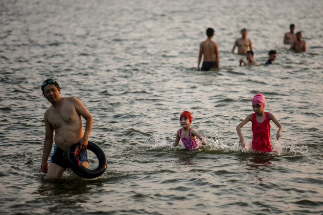 Dân Hà Nội rủ nhau tắm hồ Tây giải nhiệt ngày nắng nóng ảnh 1