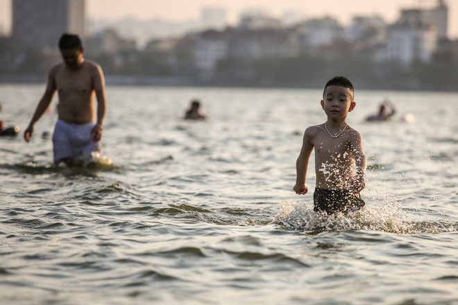Dân Hà Nội rủ nhau tắm hồ Tây giải nhiệt ngày nắng nóng ảnh 13