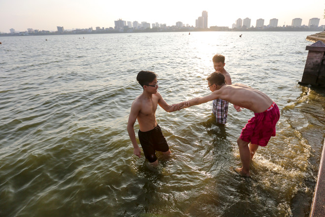 Dân Hà Nội rủ nhau tắm hồ Tây giải nhiệt ngày nắng nóng ảnh 10