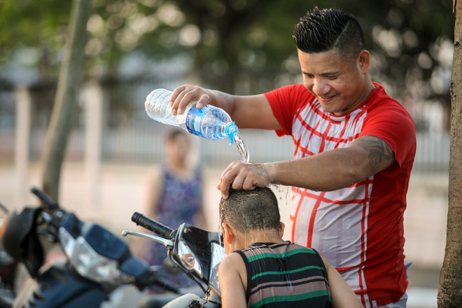 Dân Hà Nội rủ nhau tắm hồ Tây giải nhiệt ngày nắng nóng ảnh 15