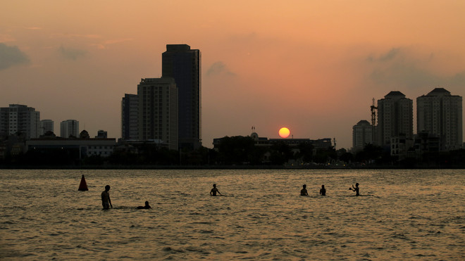 Dân Hà Nội rủ nhau tắm hồ Tây giải nhiệt ngày nắng nóng ảnh 16