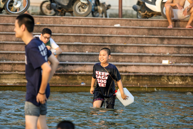 Dân Hà Nội rủ nhau tắm hồ Tây giải nhiệt ngày nắng nóng ảnh 14