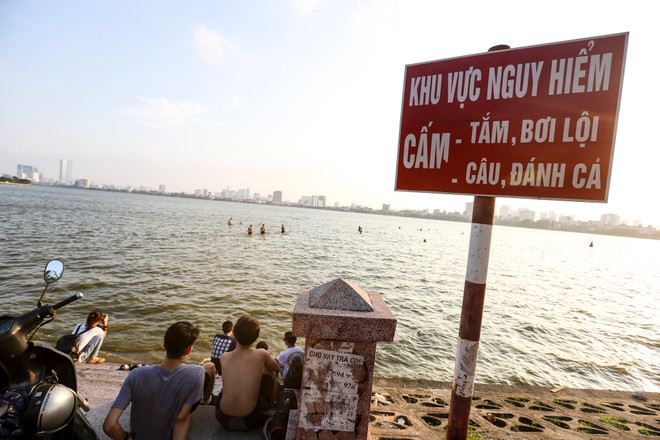 Dân Hà Nội rủ nhau tắm hồ Tây giải nhiệt ngày nắng nóng ảnh 9