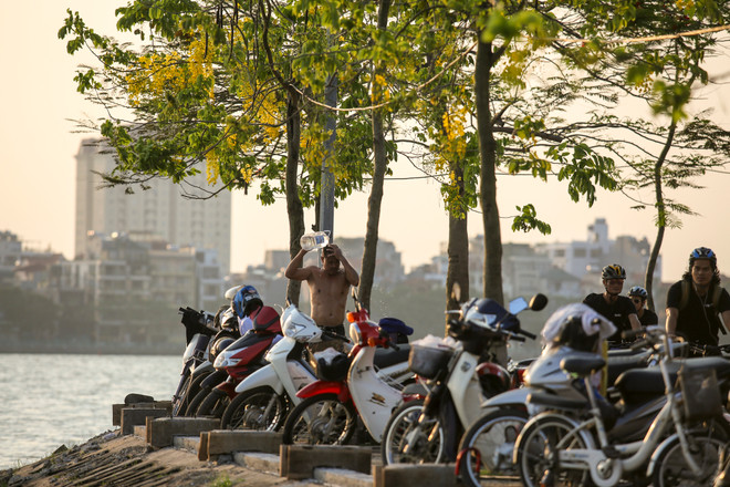 Dân Hà Nội rủ nhau tắm hồ Tây giải nhiệt ngày nắng nóng ảnh 2