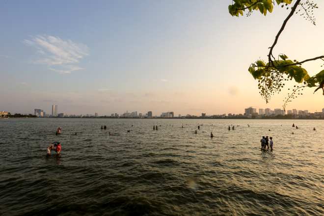 Dân Hà Nội rủ nhau tắm hồ Tây giải nhiệt ngày nắng nóng ảnh 3