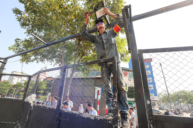 Hà Nội: Cưỡng chế phá dỡ các công trình vi phạm tại mương Nghĩa Đô ảnh 8