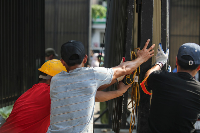 Hà Nội: Cưỡng chế phá dỡ các công trình vi phạm tại mương Nghĩa Đô ảnh 4