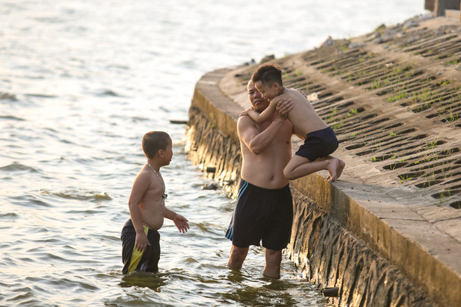 Dân Hà Nội rủ nhau tắm hồ Tây giải nhiệt ngày nắng nóng ảnh 5