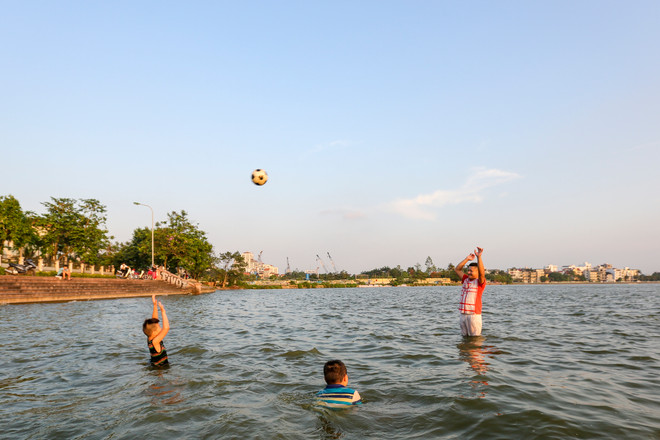 Dân Hà Nội rủ nhau tắm hồ Tây giải nhiệt ngày nắng nóng ảnh 8