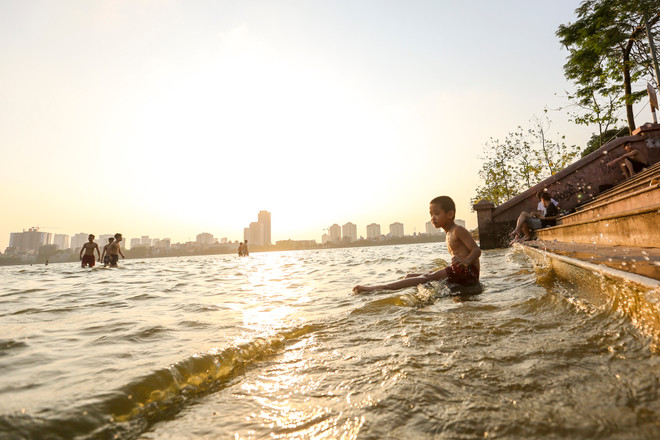 Dân Hà Nội rủ nhau tắm hồ Tây giải nhiệt ngày nắng nóng ảnh 7